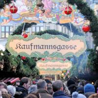 1254_107 Gassen zwischen den Marktbuden - Kaufmannsgasse mit Tannenschmuck. | 